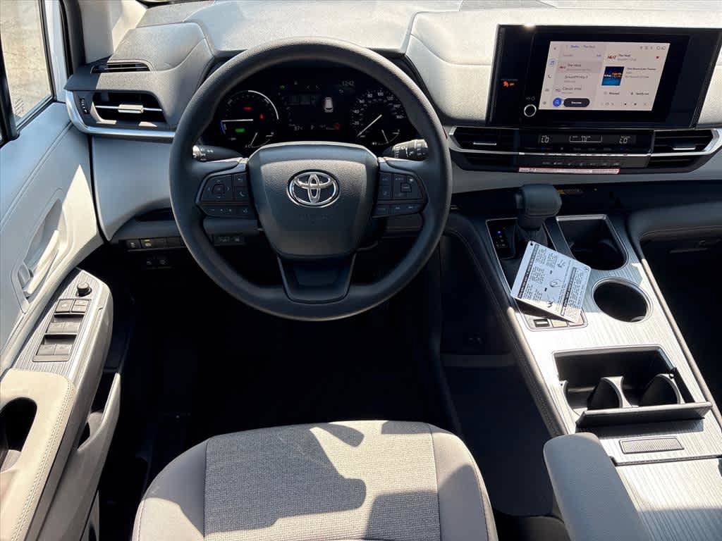 New 2026 Toyota Sienna LE FWD image 4