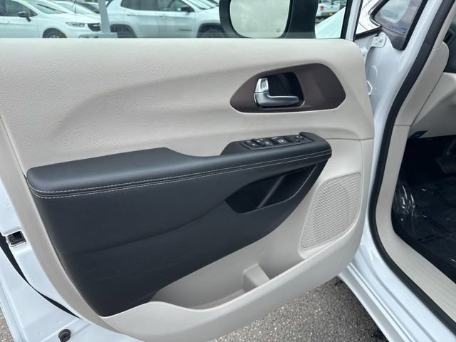 Used 2023 Chrysler Voyager LX FWD image 16