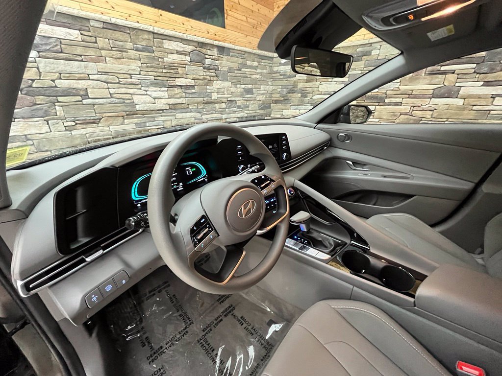 Used 2025 Hyundai Elantra Hybrid FWD image 16