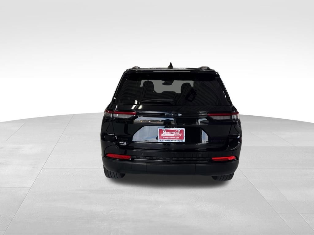Used 2023 Jeep Grand Cherokee Limited w/ Black Appearance Package AWD/4WD image 4
