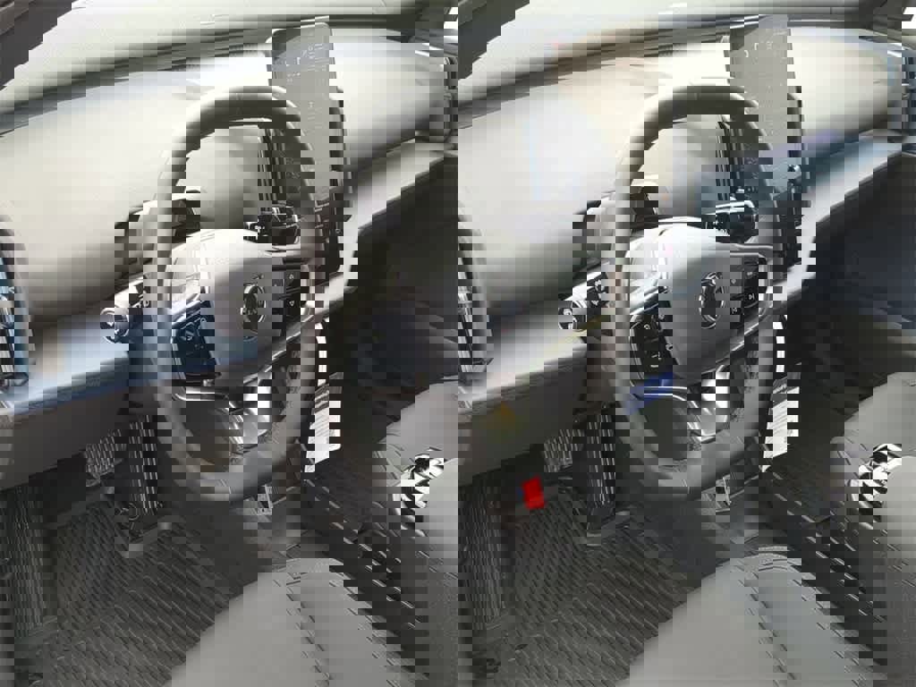 Used 2025 Volvo EX30 Plus w/ Protection Package Premier image 2