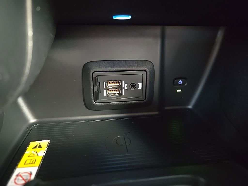 Used 2021 Toyota Venza LE image 24