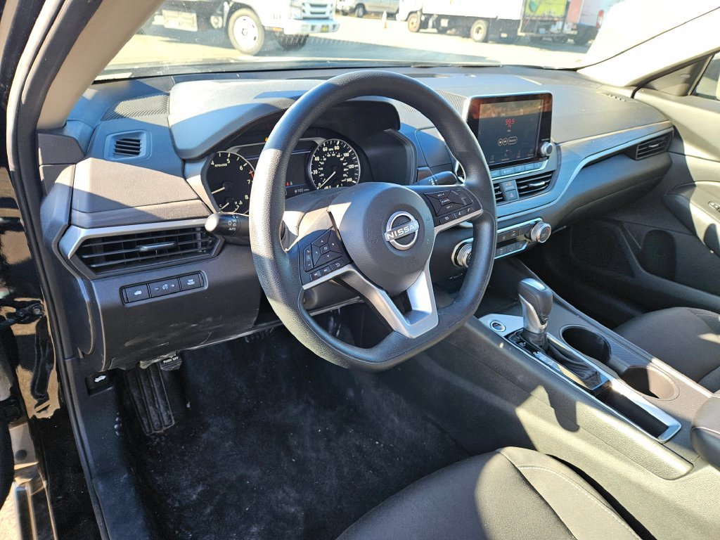 Used 2025 Nissan Altima 2.5 SV FWD image 15