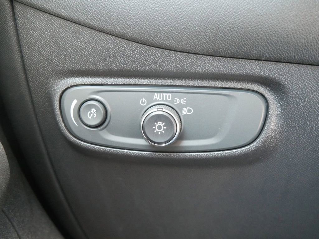 Used 2021 Chevrolet Equinox LS image 28