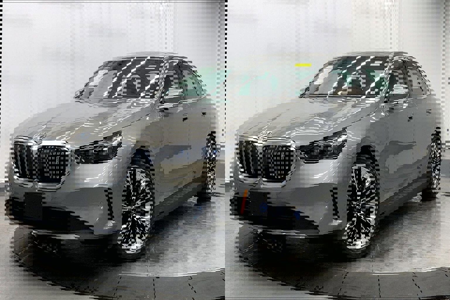 Used 2025 BMW i5 xDrive40 w/ Premium Package image 2