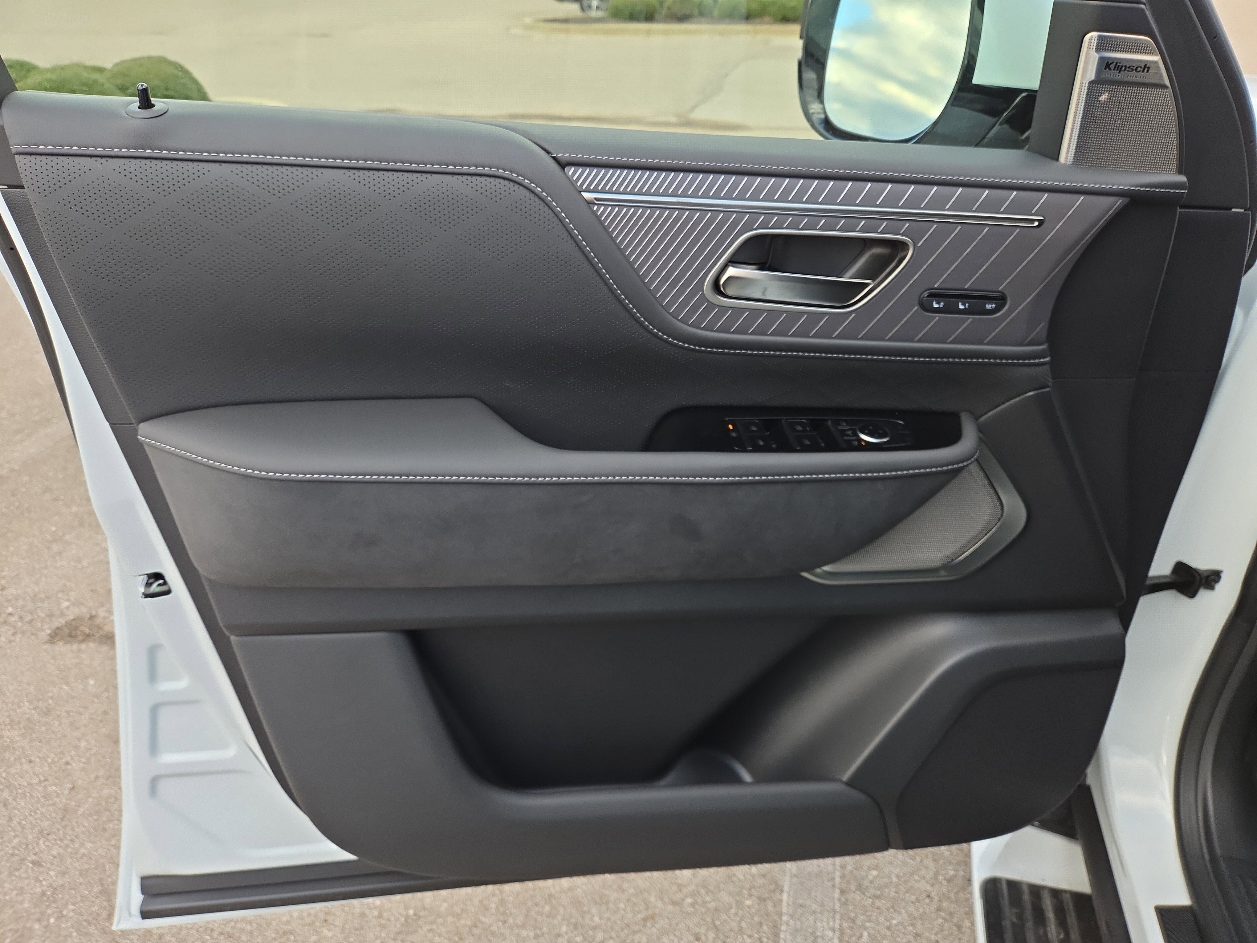 New 2026 INFINITI QX80 Autograph w/ Premium Cargo Package image 4