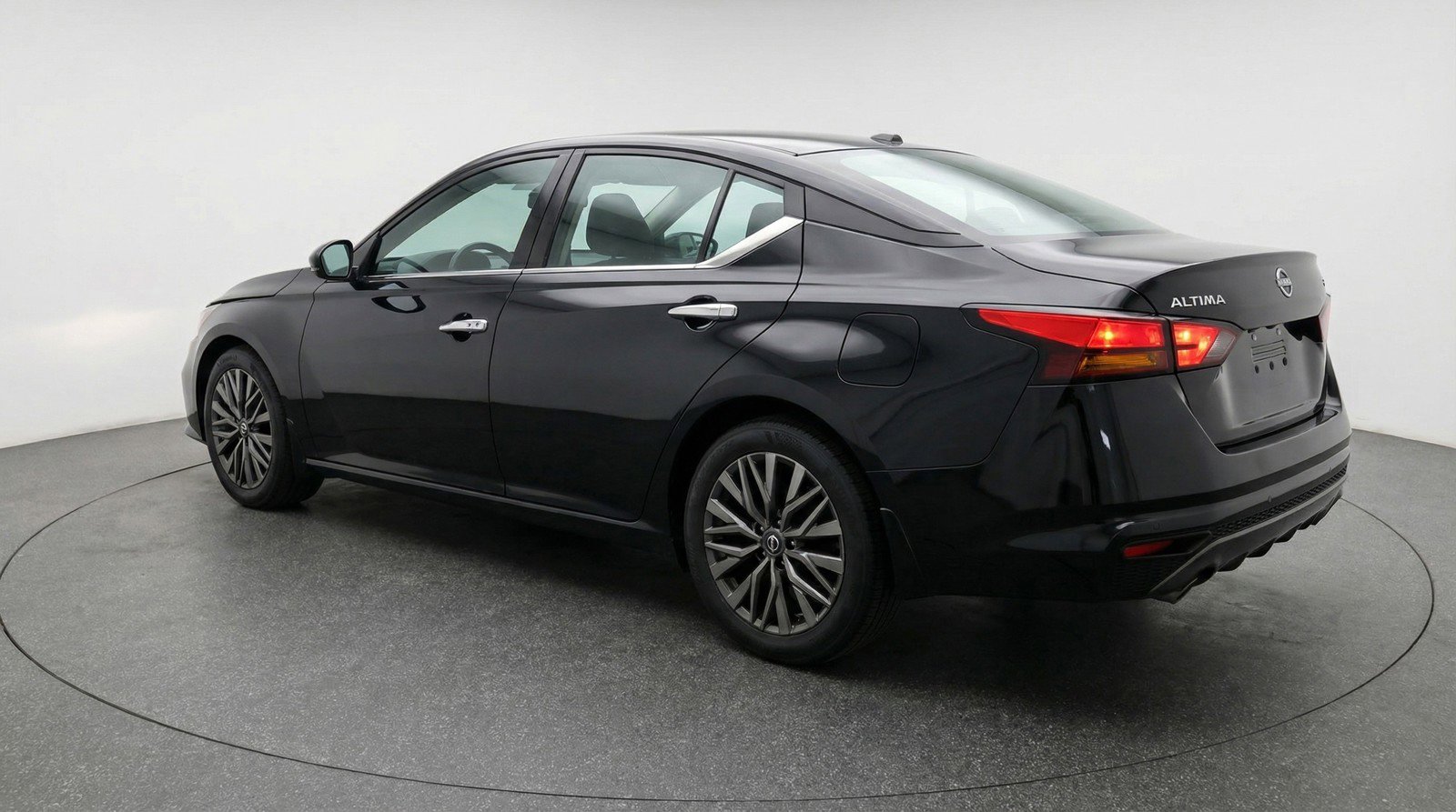 Used 2025 Nissan Altima 2.5 SV FWD image 6