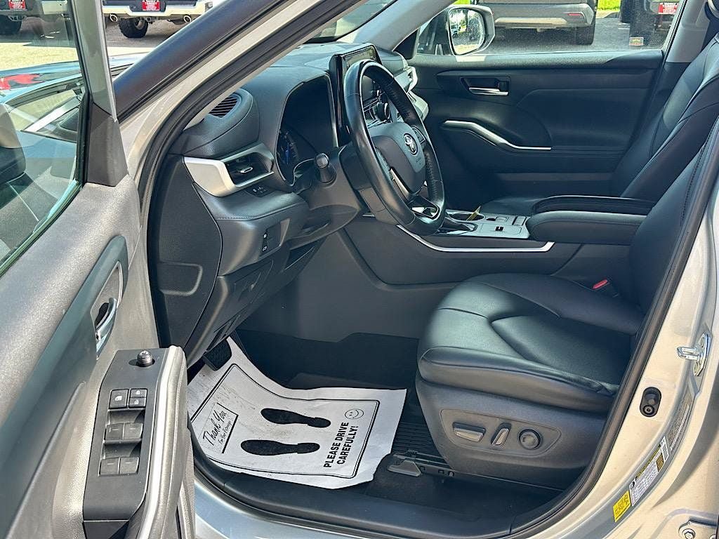 Certified 2020 Toyota Highlander XLE AWD/4WD image 11
