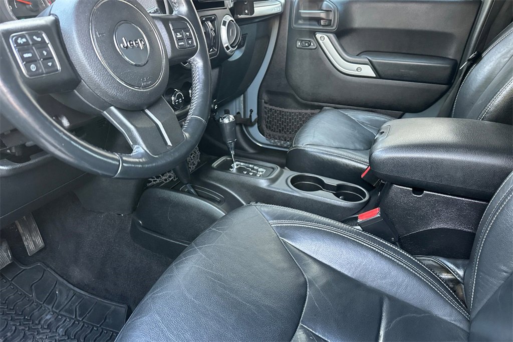 Used 2015 Jeep Wrangler Unlimited Rubicon w/ Connectivity Group image 11