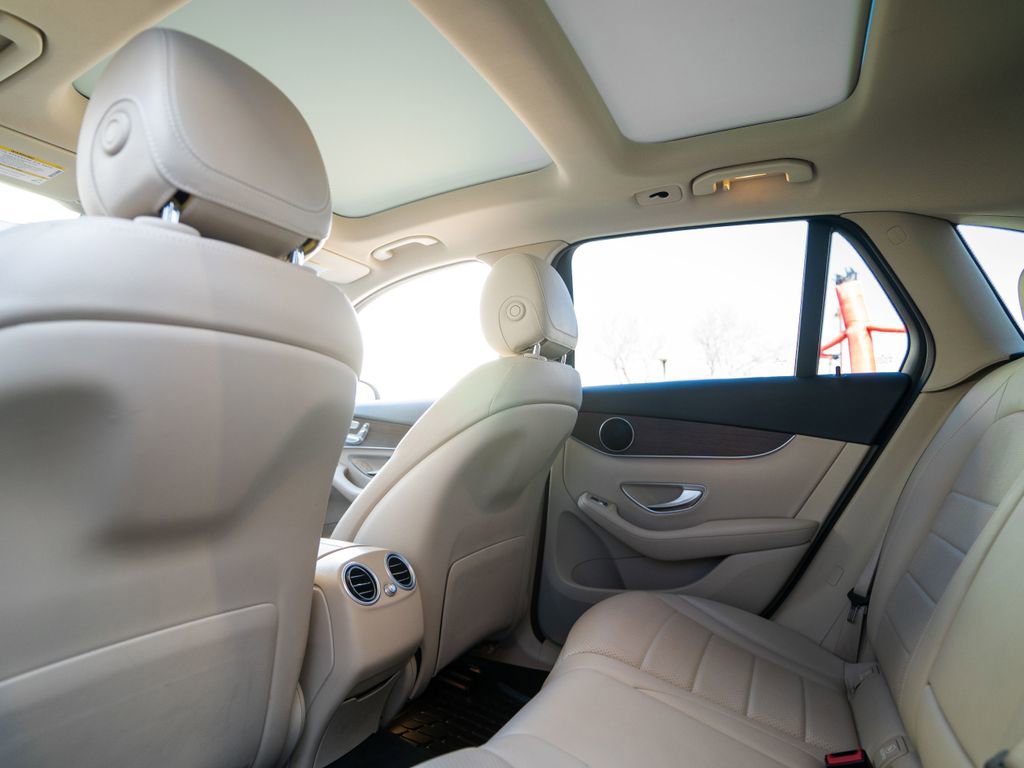 Used 2021 Mercedes-Benz GLC 300 4MATIC w/ Premium Package image 15