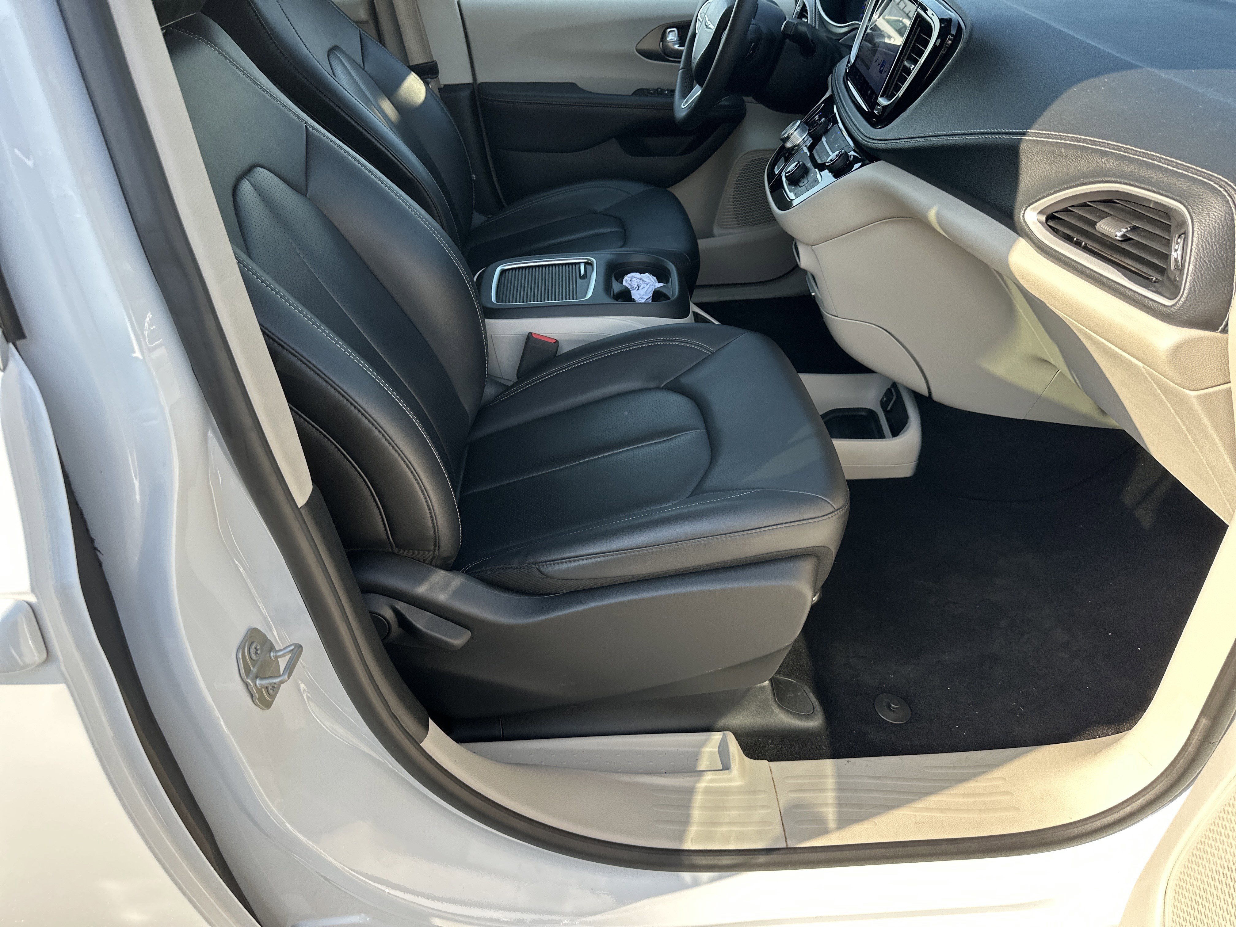 Used 2024 Chrysler Pacifica Touring-L image 14