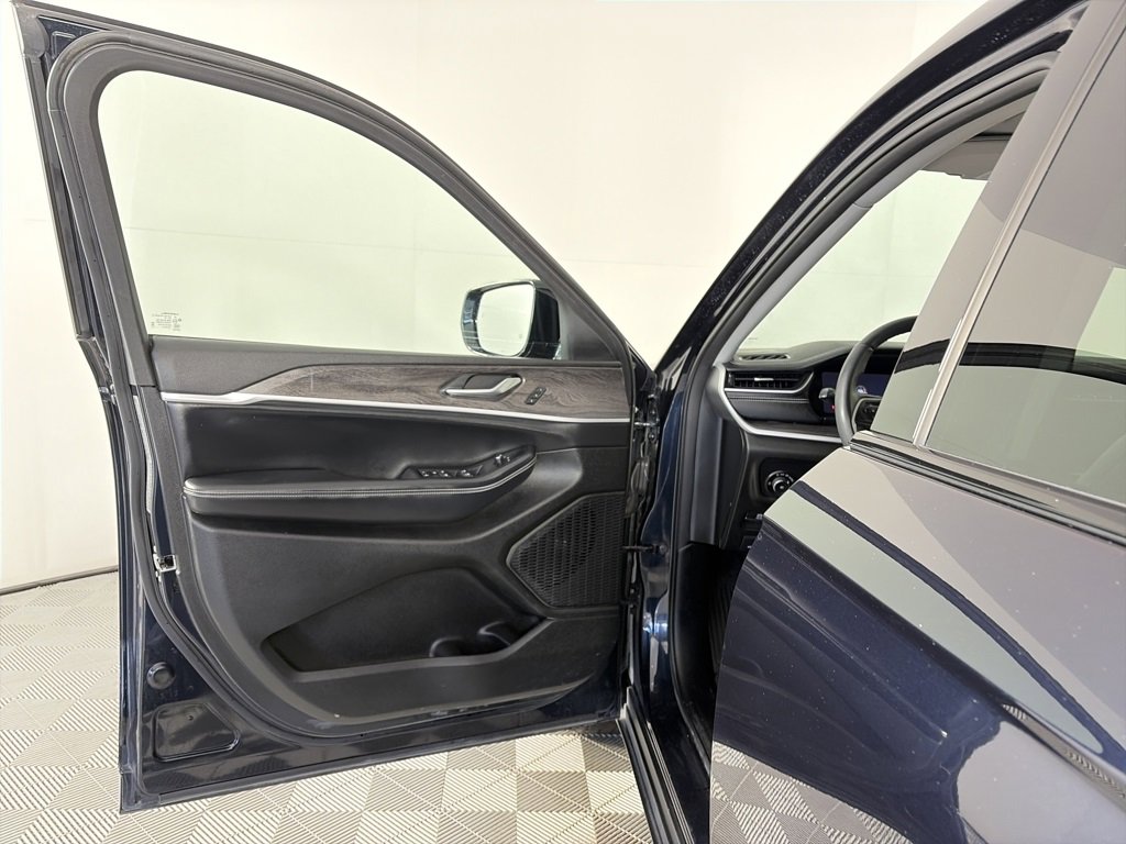 Used 2023 Jeep Grand Cherokee L Limited image 10