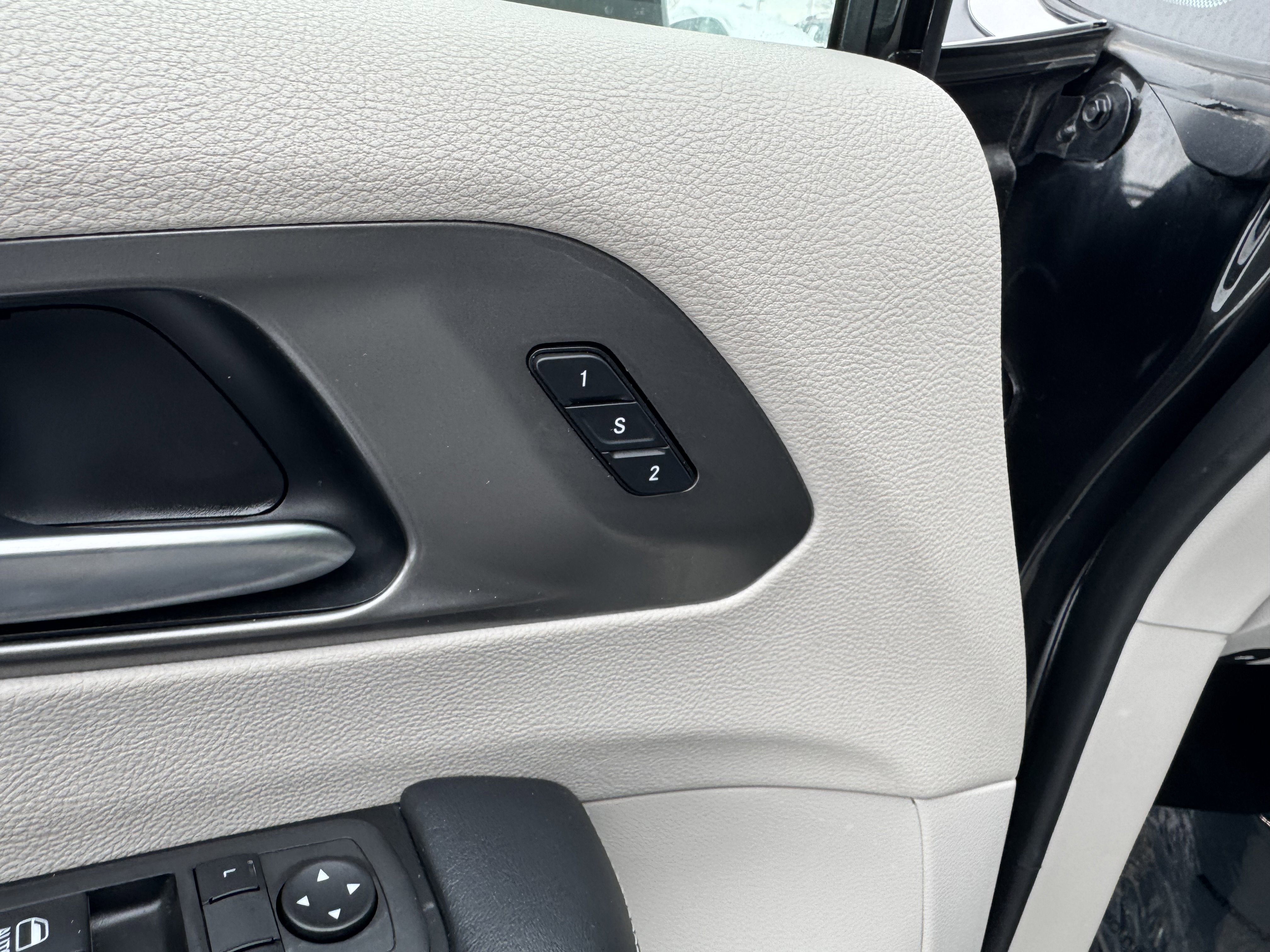 Used 2023 Chrysler Pacifica Touring-L image 17