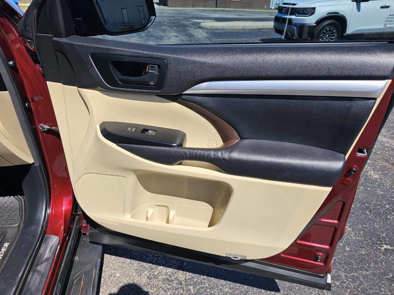 Used 2014 Toyota Highlander Plus FWD image 30