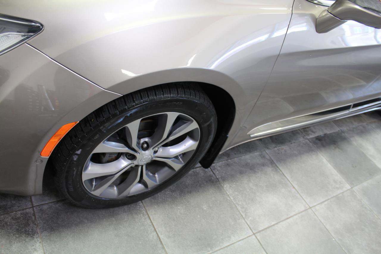 Used 2018 Chrysler Pacifica Limited w/ Tire & Wheel Group FWD image 39