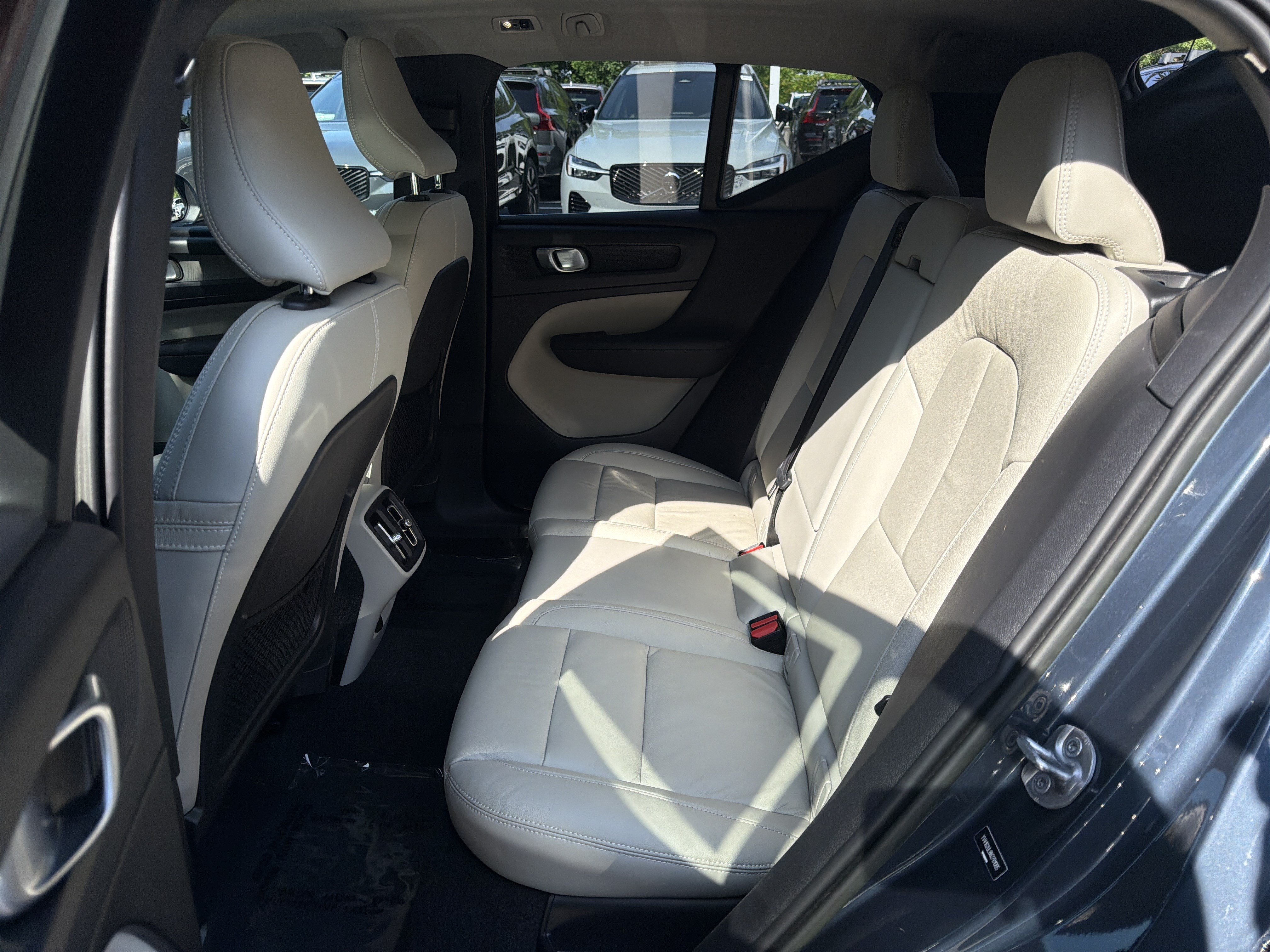 Certified 2022 Volvo XC40 T5 Inscription w/ Advanced Package AWD/4WD image 32