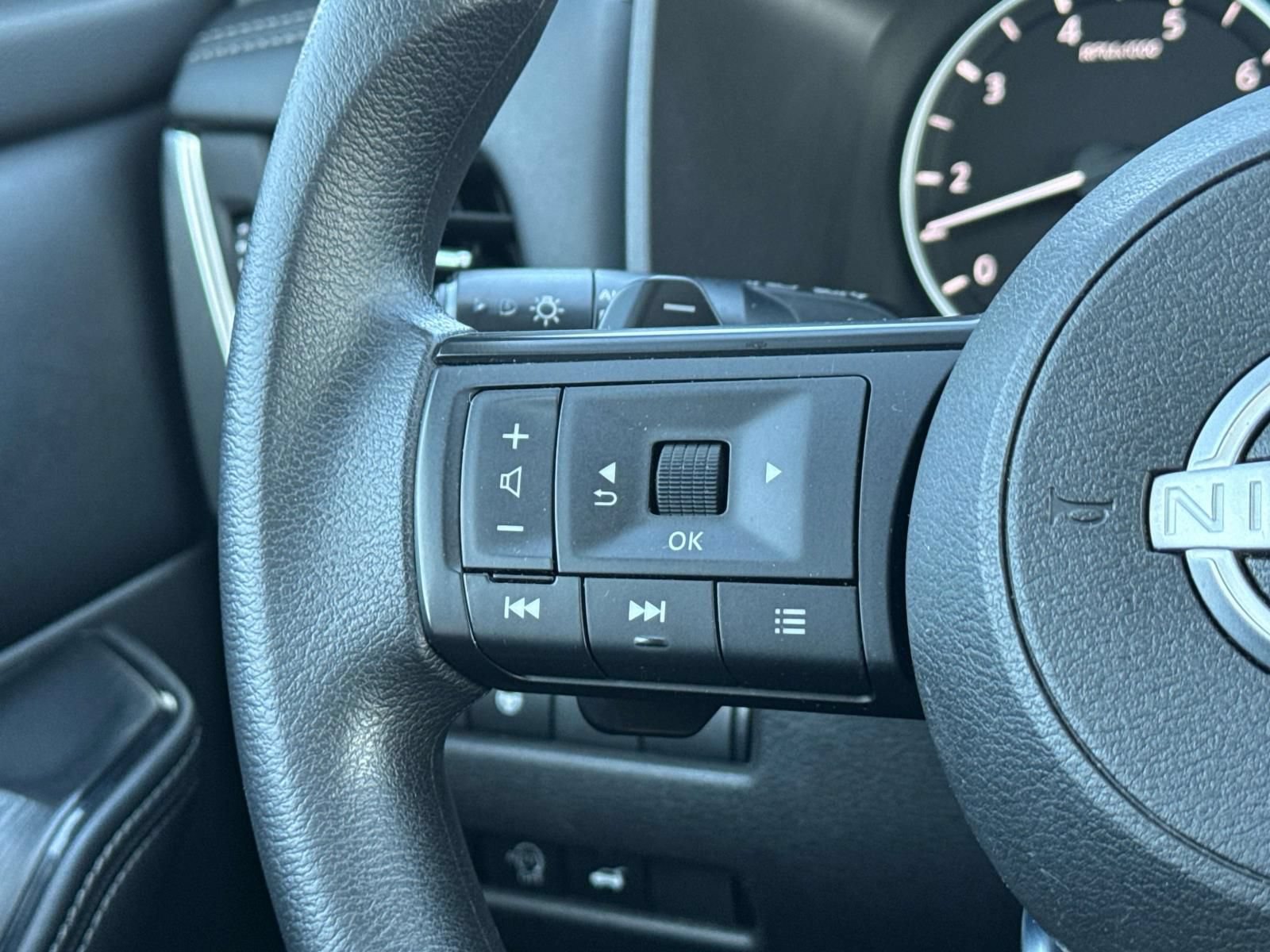 Used 2024 Nissan Rogue SV AWD/4WD image 13