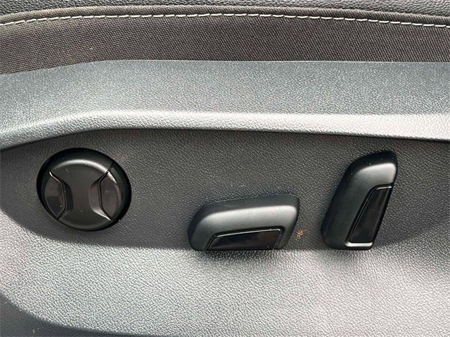 Used 2025 Volkswagen Taos SE image 19