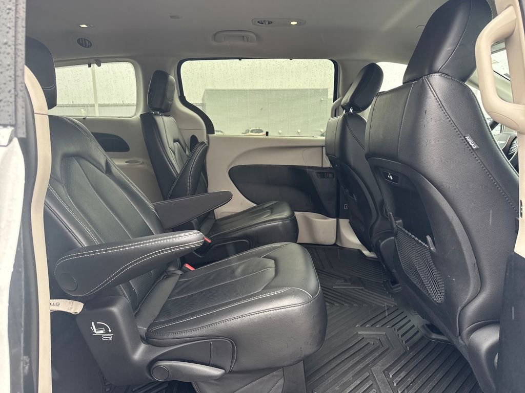 Used 2022 Chrysler Pacifica Touring-L image 12