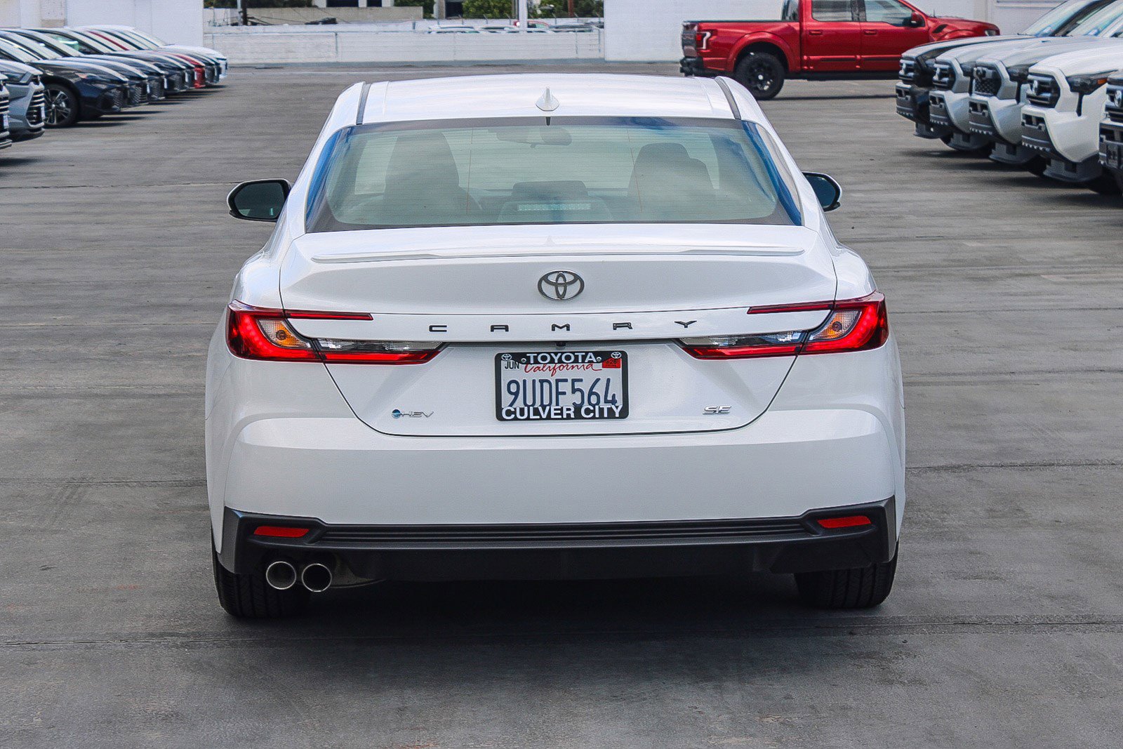 Used 2025 Toyota Camry SE image 8