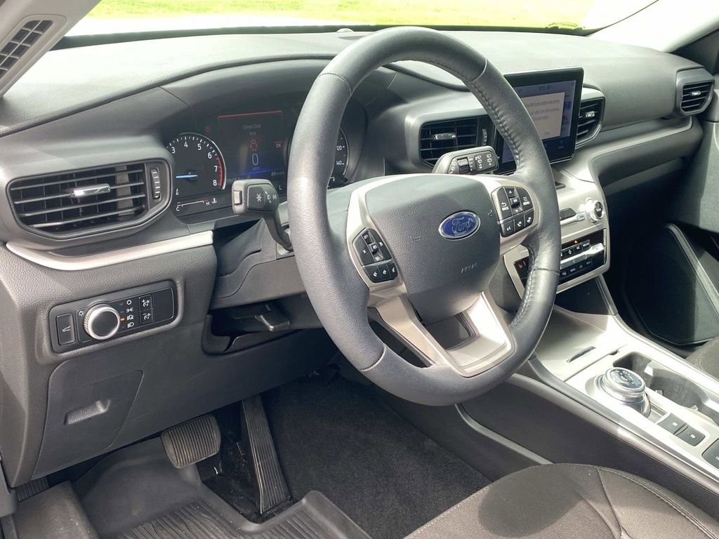 Certified 2024 Ford Explorer XLT RWD image 22