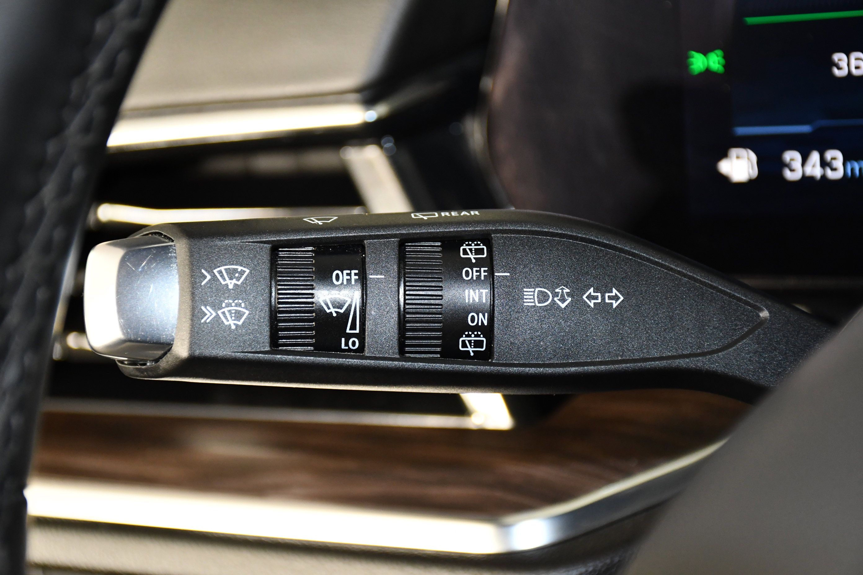 Used 2025 Chevrolet Suburban Z71 image 23