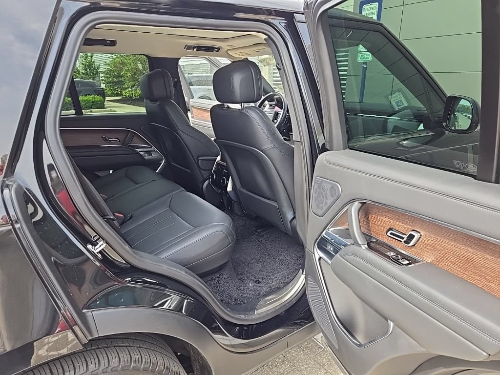 Certified 2025 Land Rover Range Rover SE AWD/4WD image 18