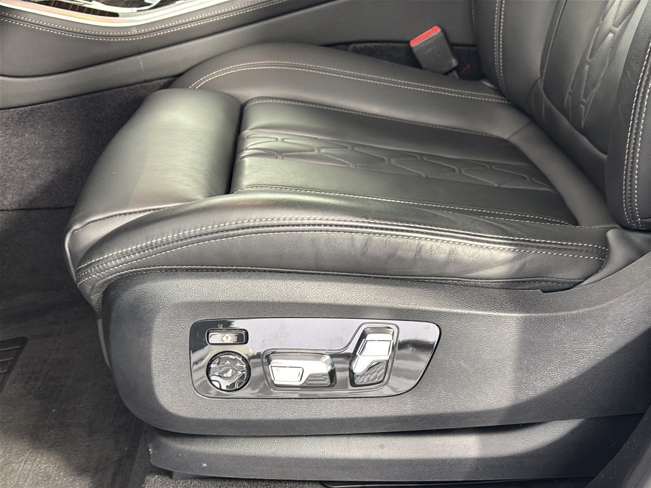 Certified 2024 BMW X5 sDrive40i w/ M Sport Package RWD image 16