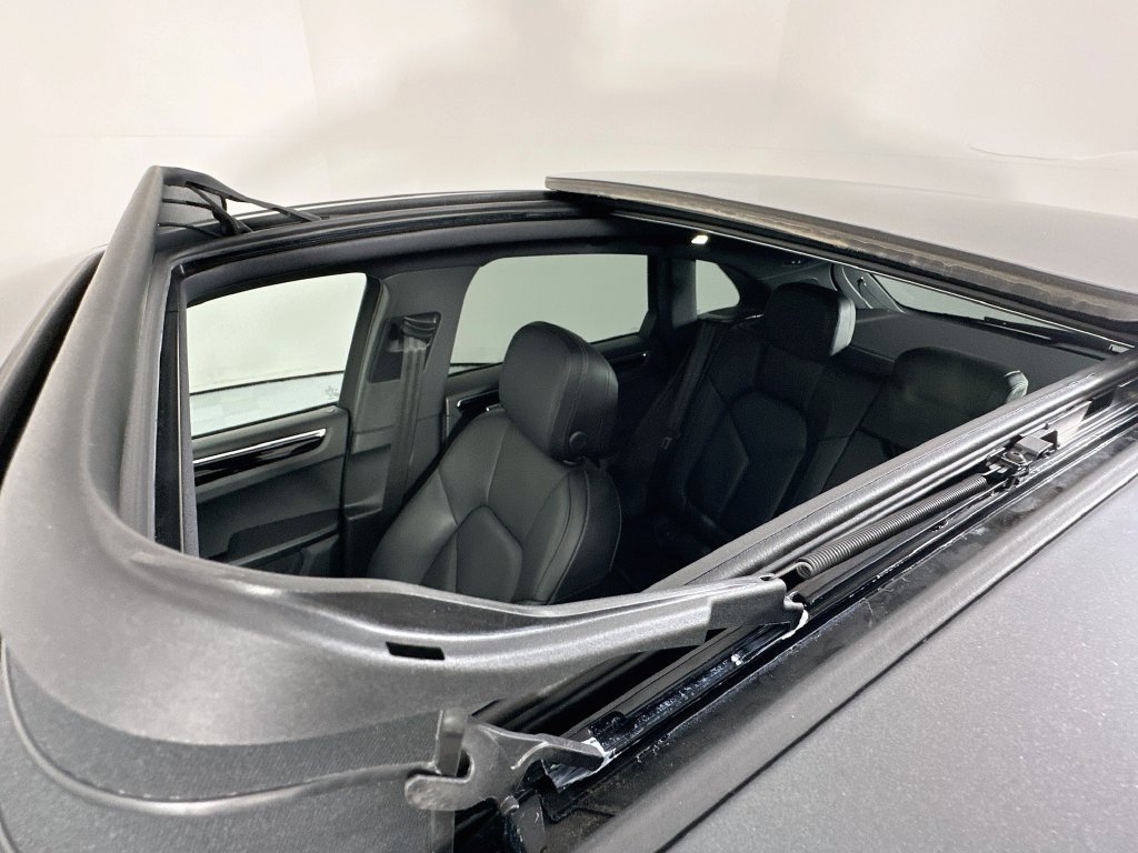 Certified 2024 Porsche Macan AWD/4WD image 14
