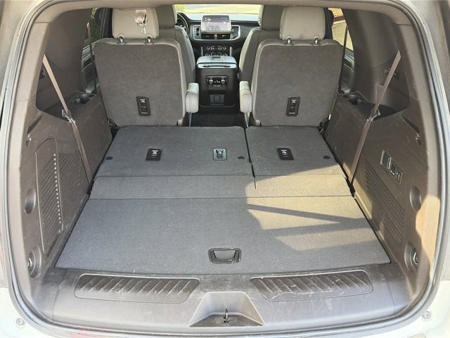 Used 2023 GMC Yukon SLT w/ SLT Premium Package image 3