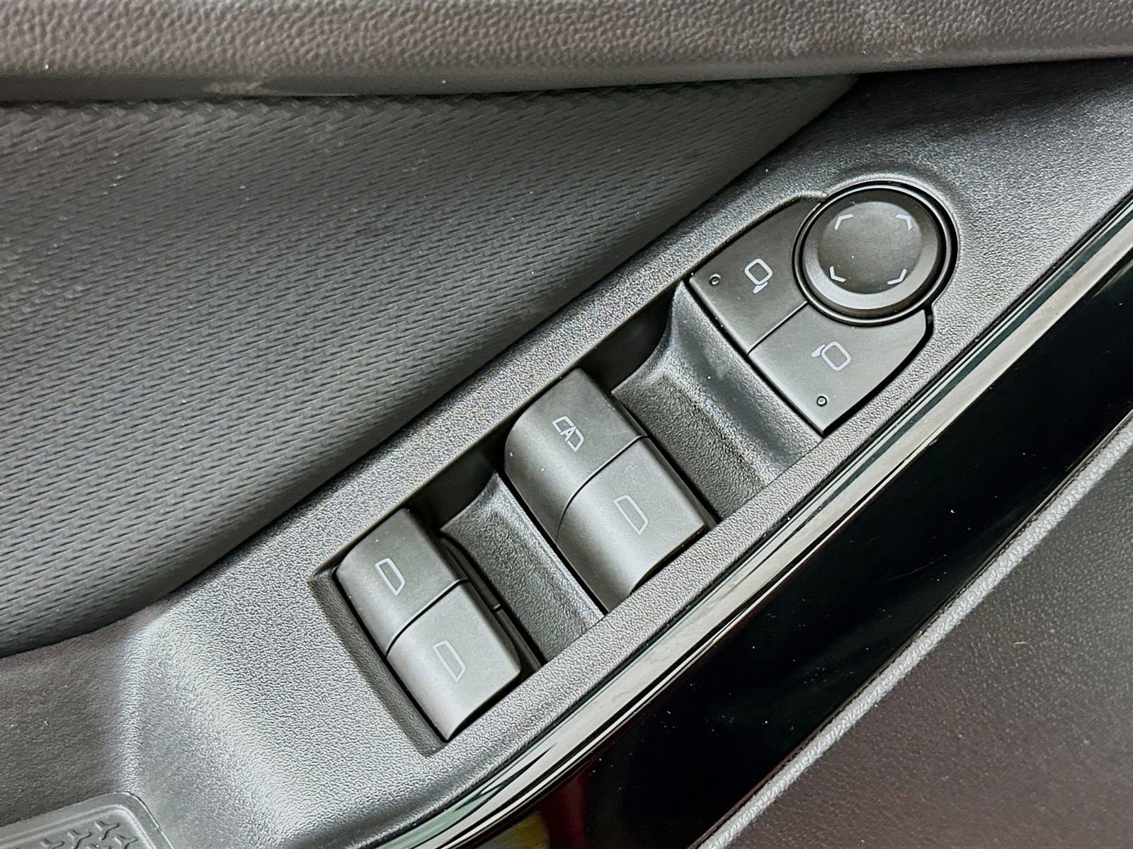 New 2026 Chevrolet Equinox LT w/ Convenience Package II image 18