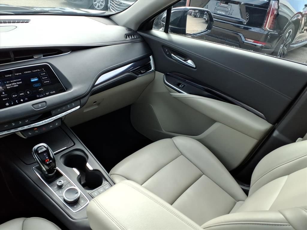 Used 2022 Cadillac XT4 Luxury w/ Cold Weather Package image 12