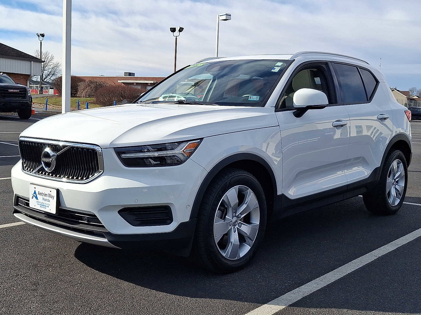 Used 2019 Volvo XC40 T5 Momentum image 3