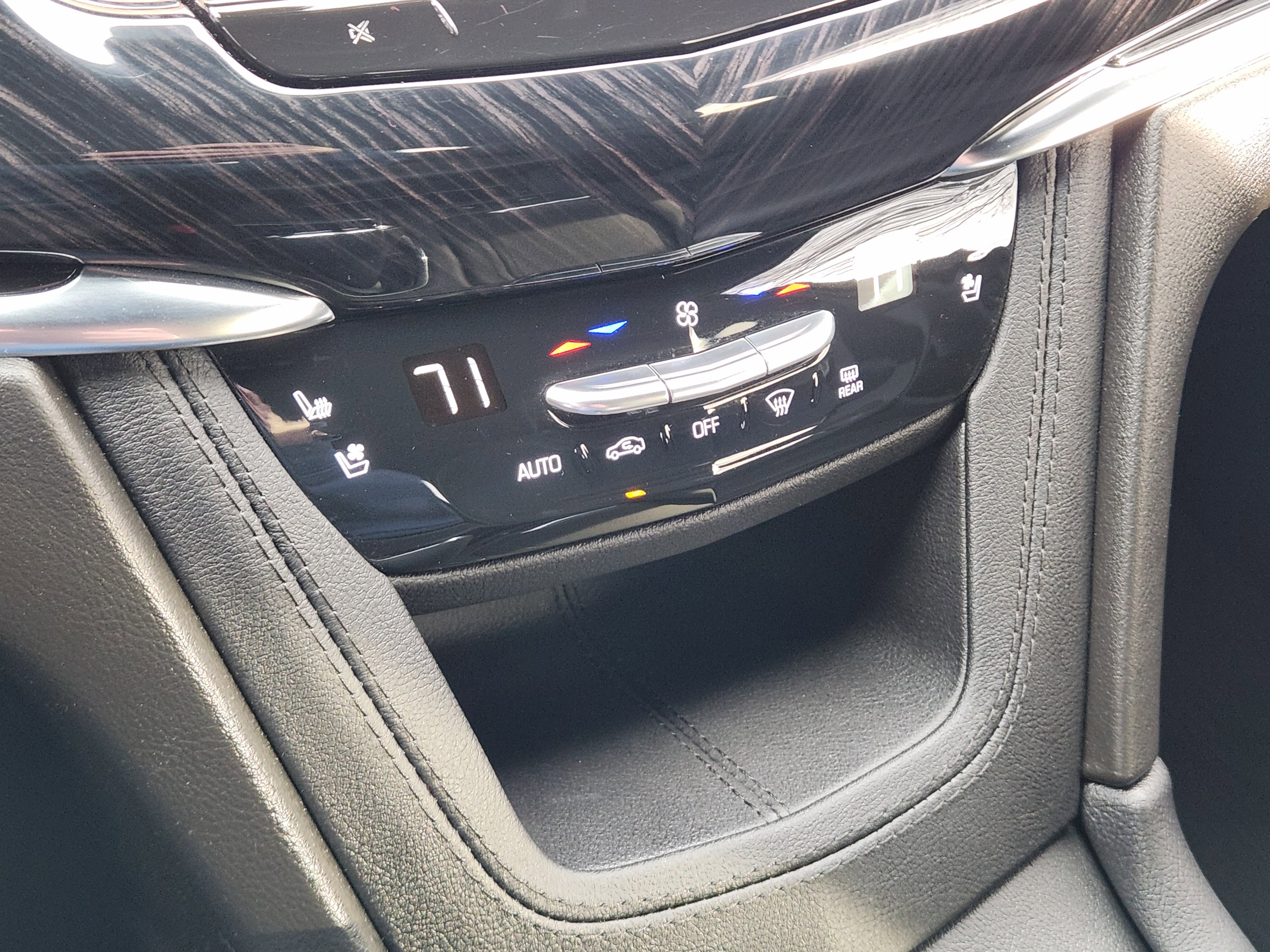 Used 2023 Cadillac XT6 Premium Luxury w/ Technology Package image 24