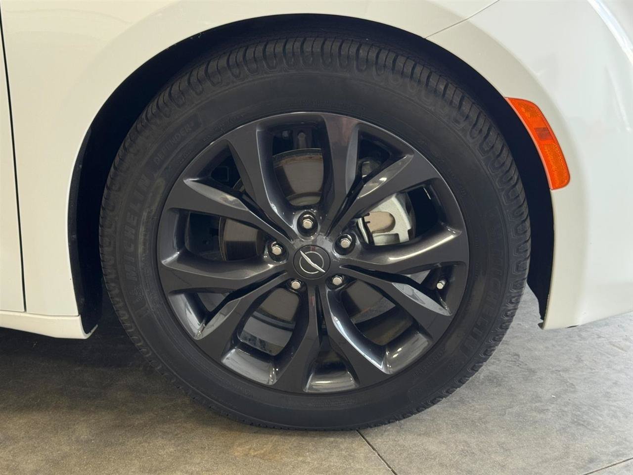 Used 2018 Chrysler Pacifica Touring Plus w/ S Appearance Package FWD image 34