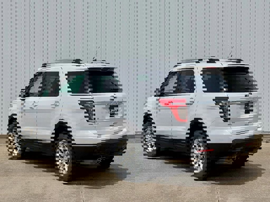 Used 2014 Ford Explorer XLT w/ Equipment Group 202A AWD/4WD image 4