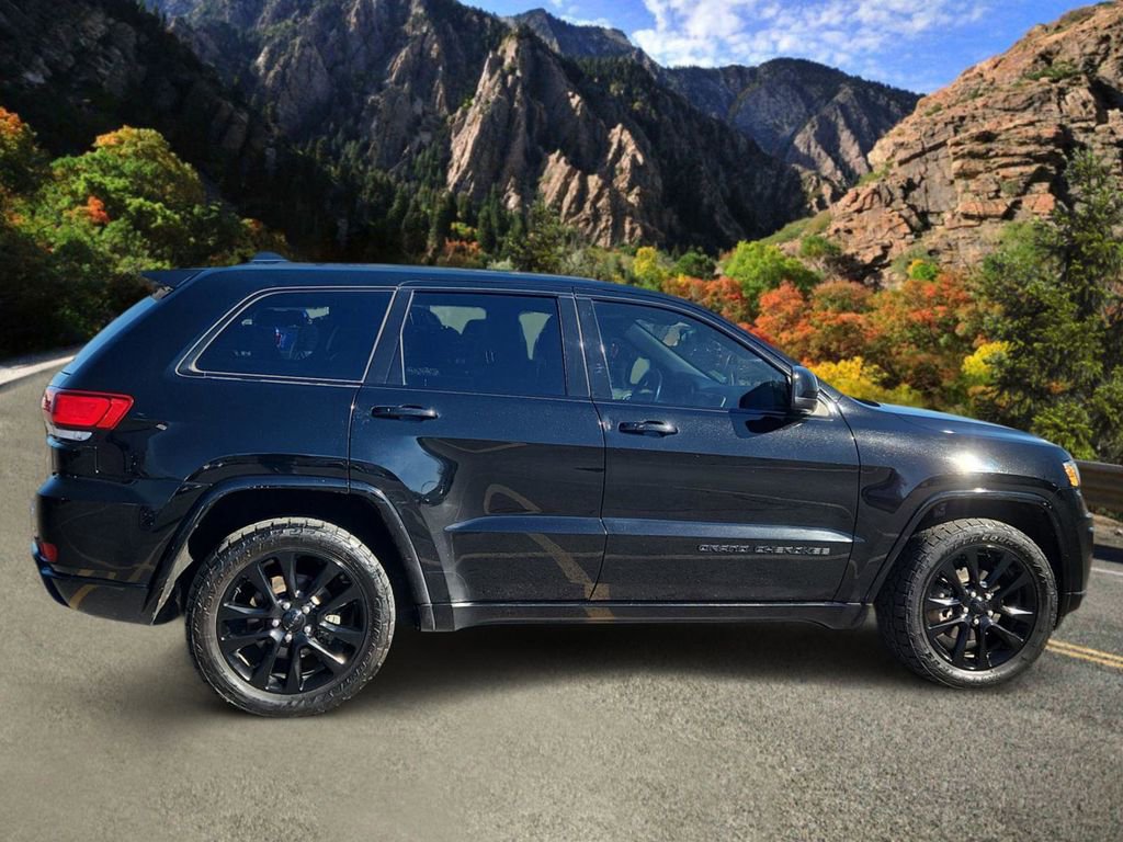 Used 2017 Jeep Grand Cherokee Altitude image 2