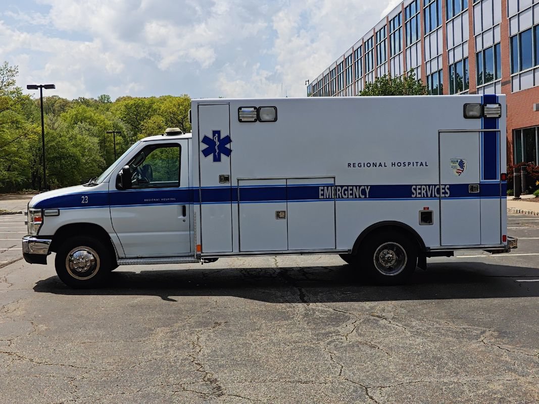 Used 2012 Ford E-450 and Econoline 450 Super Duty w/ Ambulance Prep Pkg RWD image 7