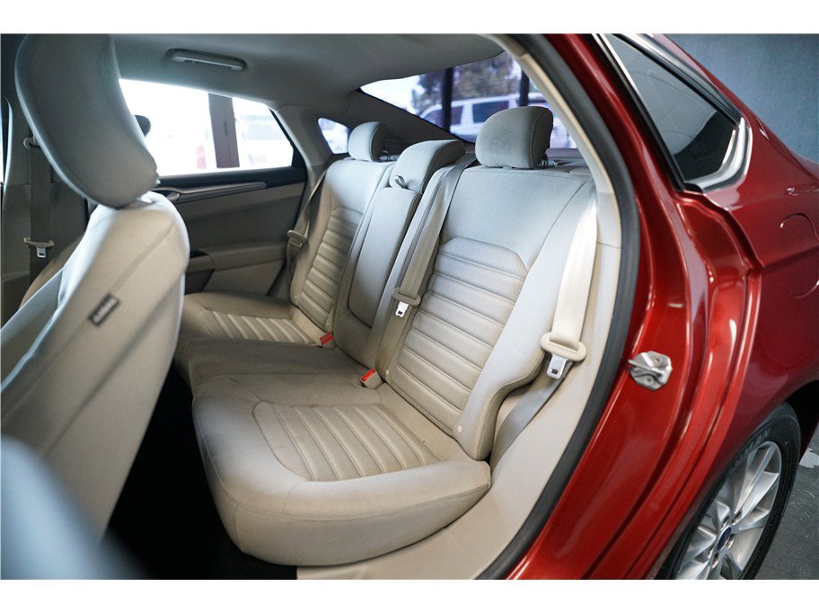 Used 2017 Ford Fusion SE w/ Fusion SE Technology Package FWD image 12