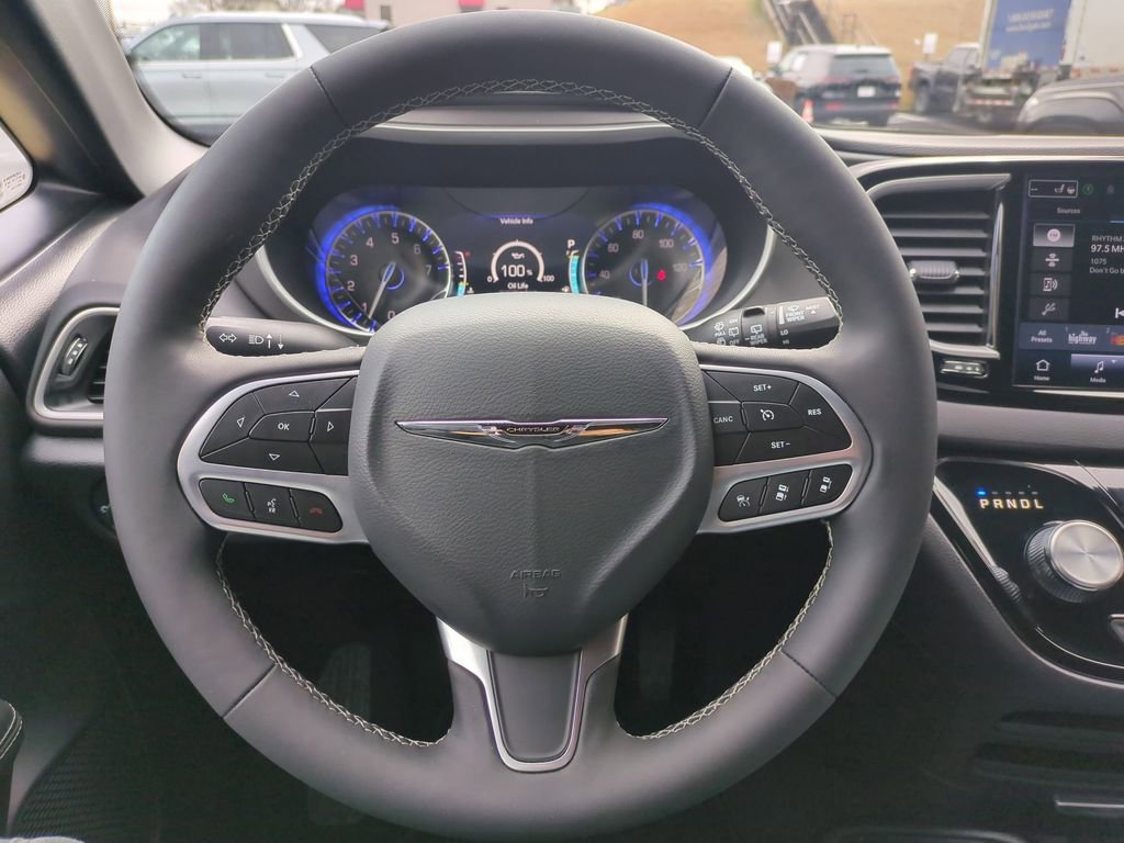 Used 2025 Chrysler Pacifica Select image 22