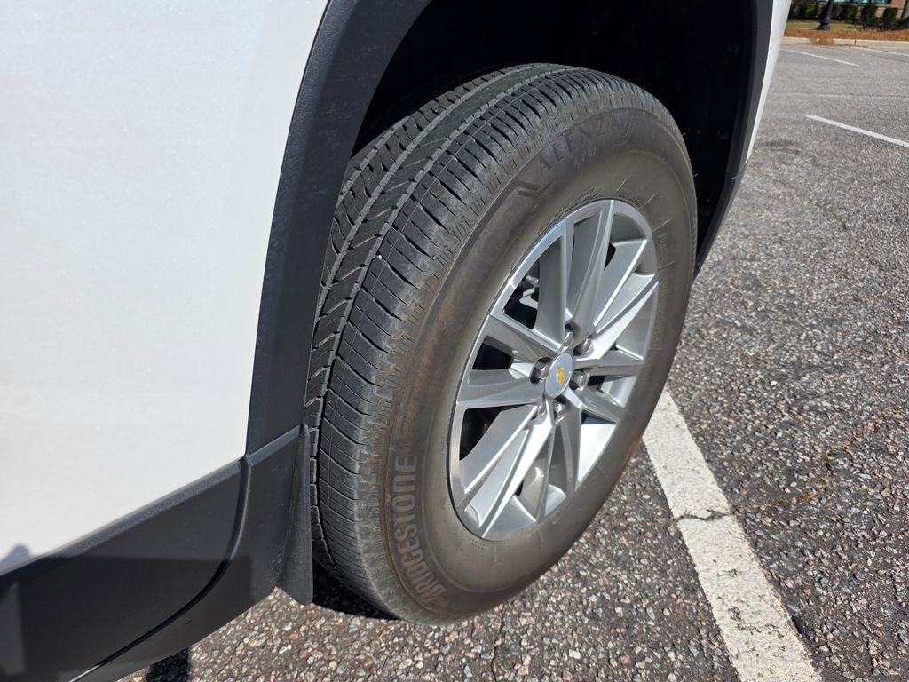 Used 2023 Chevrolet Traverse LT FWD image 8