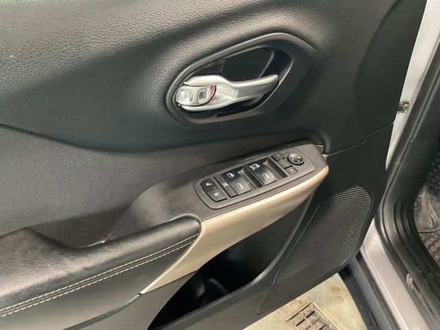 Used 2018 Jeep Cherokee Latitude w/ Cold Weather Group AWD/4WD image 17