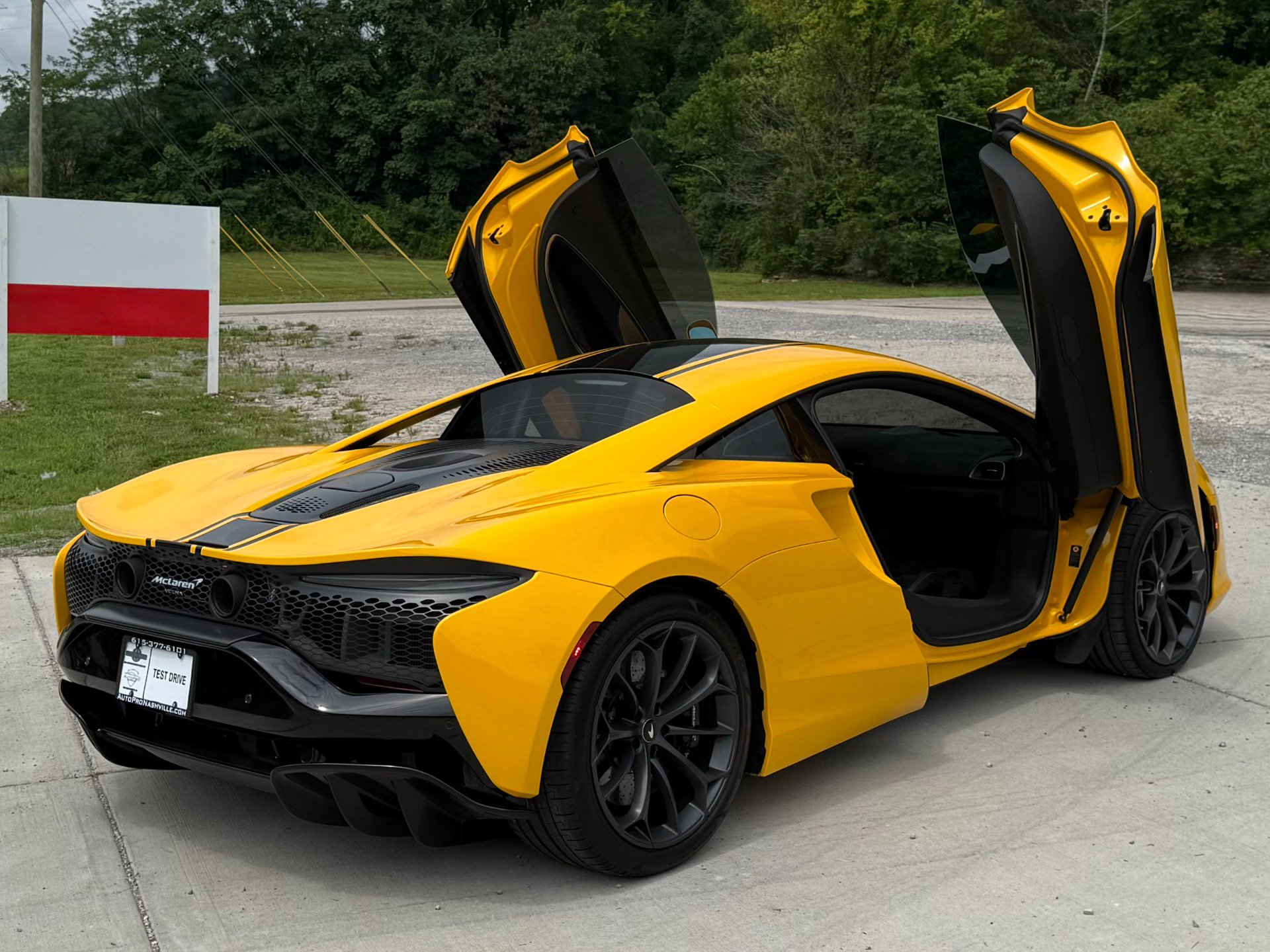 Used 2024 McLaren Artura RWD image 3