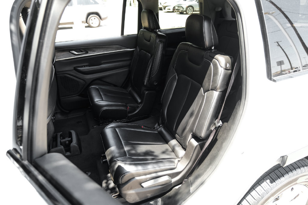 Used 2023 Jeep Grand Cherokee L Limited AWD/4WD image 52