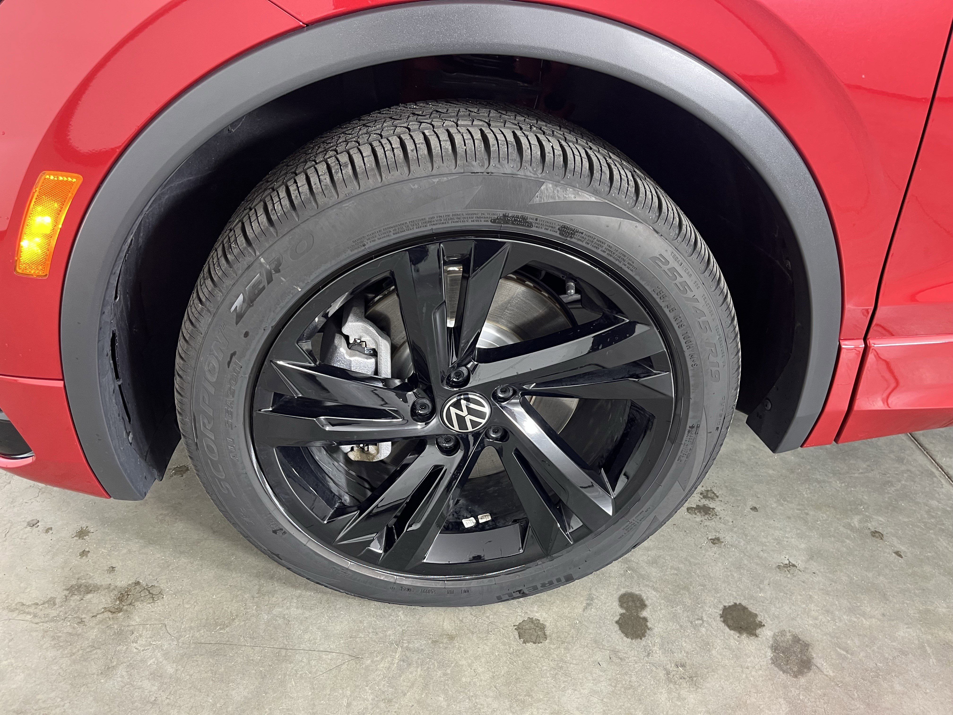 Certified 2024 Volkswagen Tiguan SE R-Line image 25