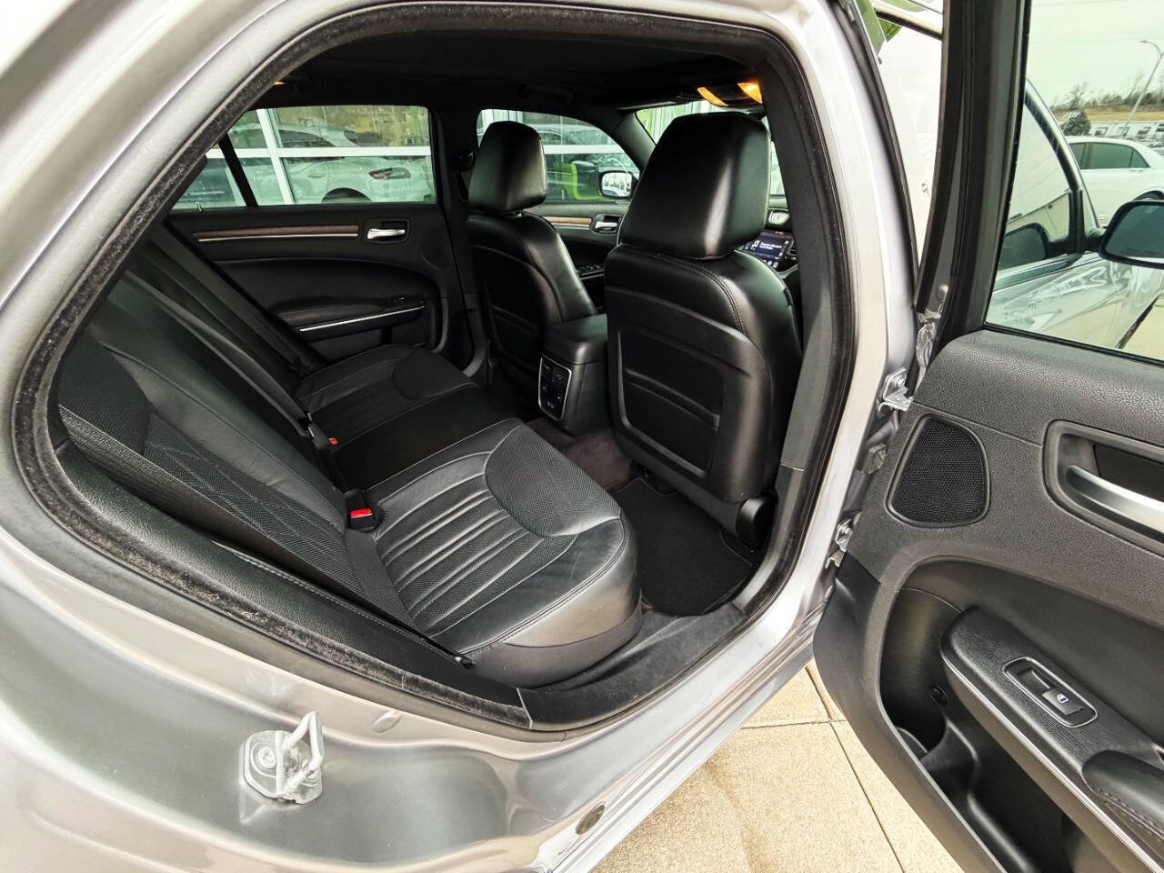 Used 2017 Chrysler 300 C Platinum image 14