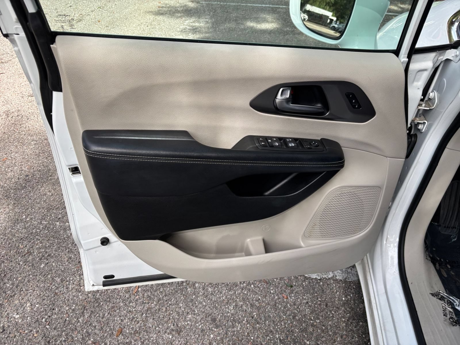 Used 2022 Chrysler Pacifica Touring-L FWD image 18
