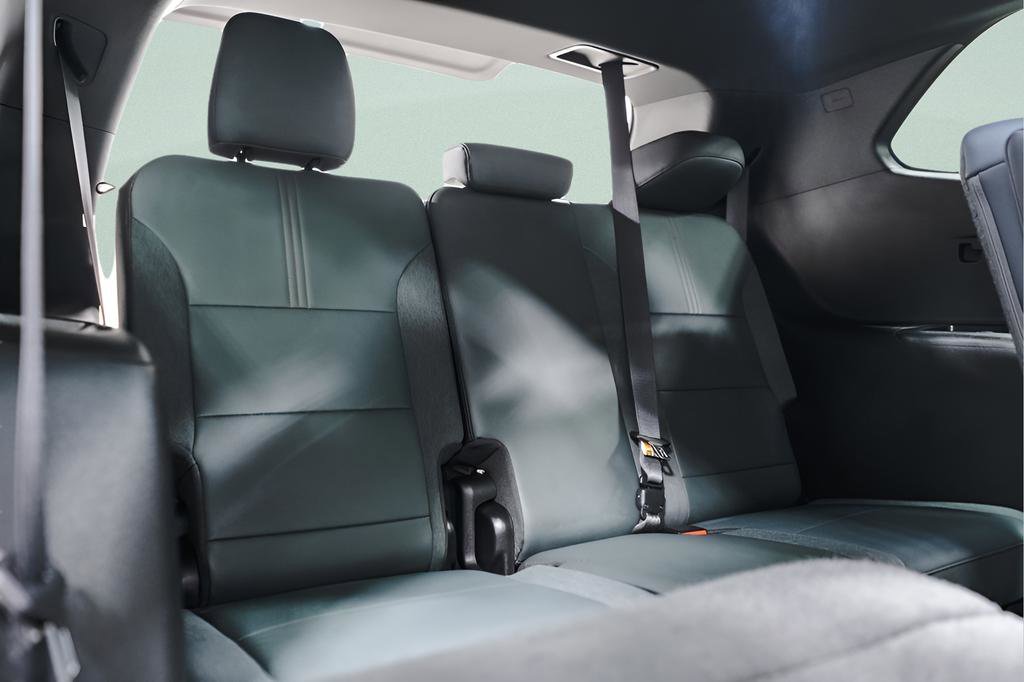 Used 2025 GMC Acadia AT4 w/ Luxury Package image 35