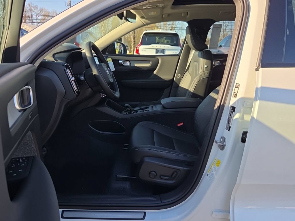 New 2026 Volvo XC40 B5 Core w/ Climate Package AWD/4WD image 4