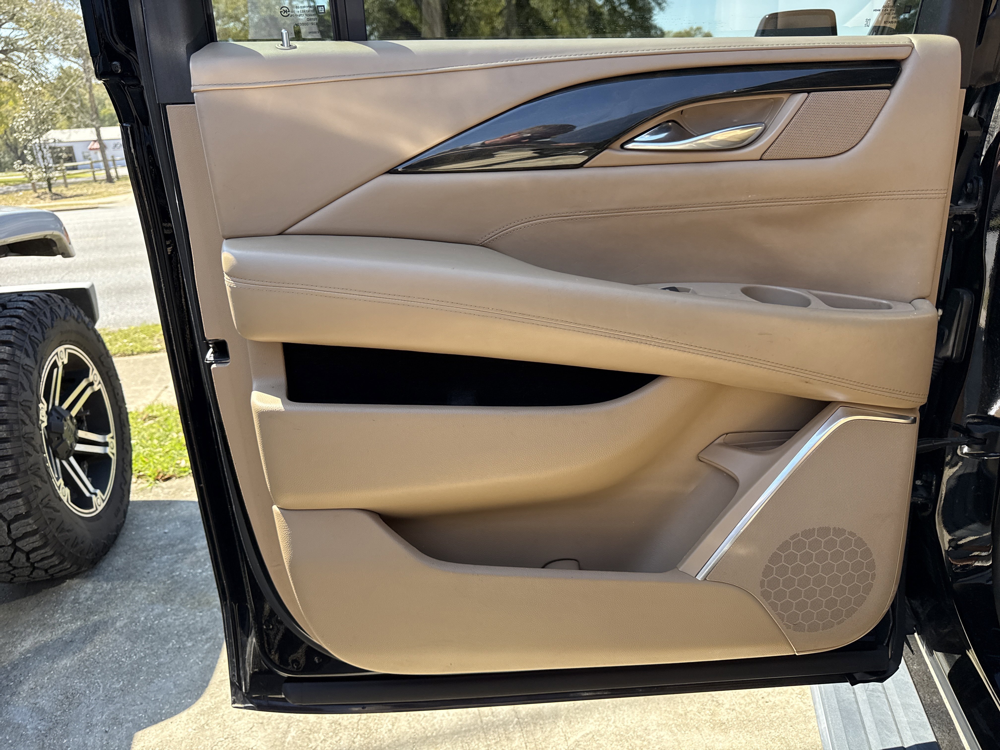 Used 2018 Cadillac Escalade ESV Platinum image 30